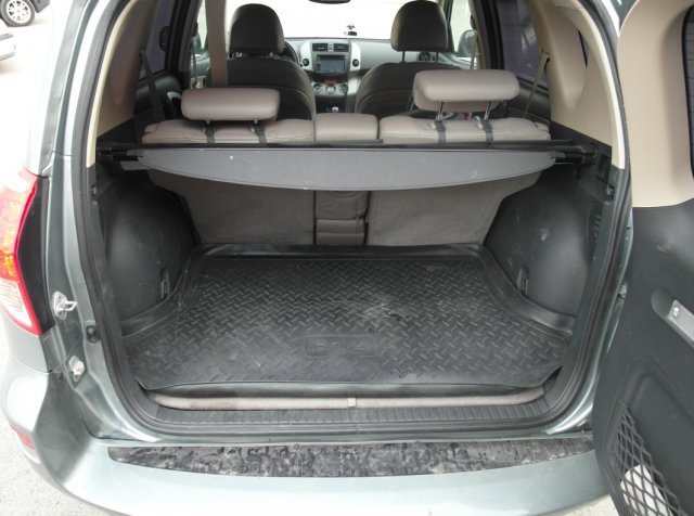 Багажник Toyota RAV4 с установленным цилиндрическим газовым баллоном 60 л в нише