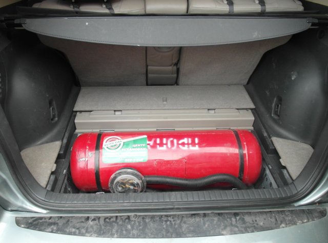 Цилиндрический газовый баллон 60 л в багажнике Toyota RAV4