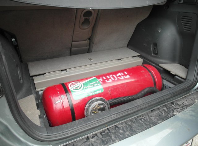 установлен цилиндрический газовый баллон 60 л в багажнике Toyota RAV4