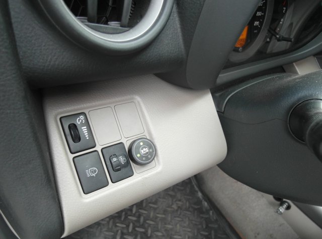 Кнопка переключения и индикации режимов работы ГБО в салоне Toyota RAV4