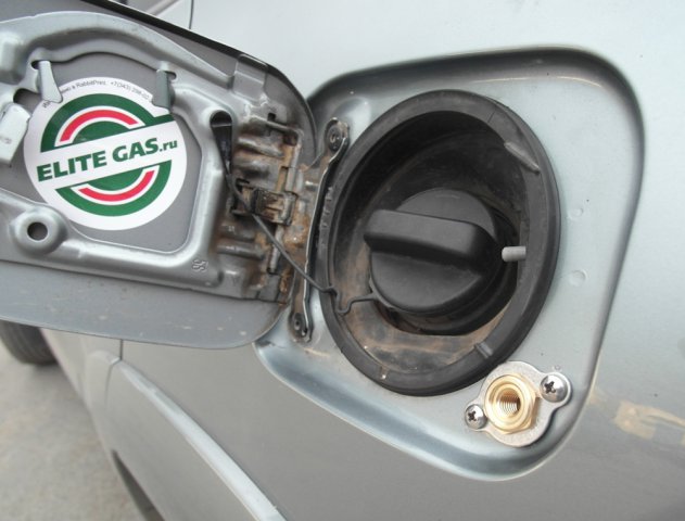 ВЗУ под лючком бензобака Toyota RAV4