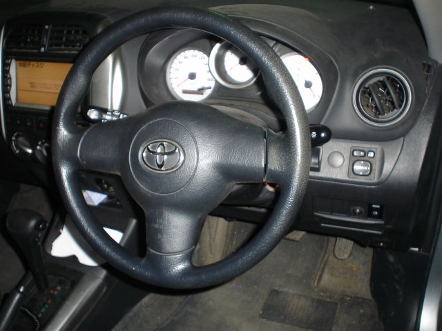 Кнопка переключения режимов работы ГБО в салоне Toyota RAV-4