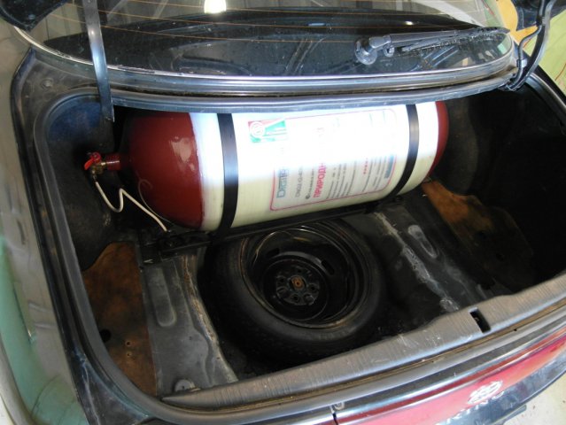 Багажник Toyota Sprinter Marino с установленным газовым баллоном 100 л