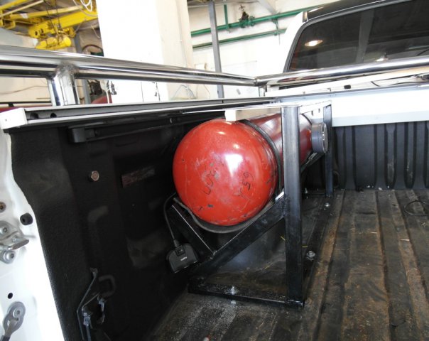 Газовые баллоны 65 л установлены вдоль бортов грузовой платформы на Toyota Tundra