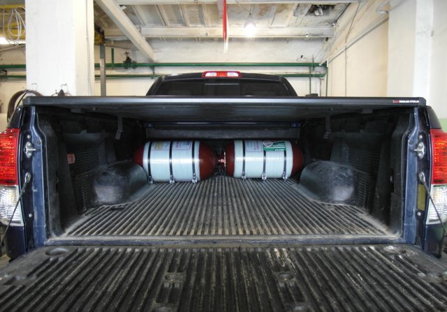 Система из двух металлопластиковых баллонов  65+65 л в грузовой платформе Toyota Tundra