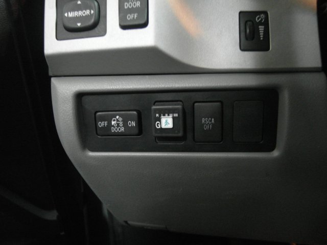 Кнопка индикации и переключения режимов работы ГБО в салоне Toyota Tundra Double Cab