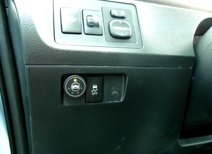 Кнопка переключения и индикации режимов работы ГБО BRC Sequent с указателем уровня топлива слева от рулевой колонки Toyota Verso (R20)