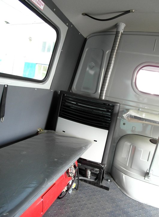 газовый отопитель Trumatic S3002 и газовый баллон 60 л с редуктором под откидным сиденьем УАЗ 396255