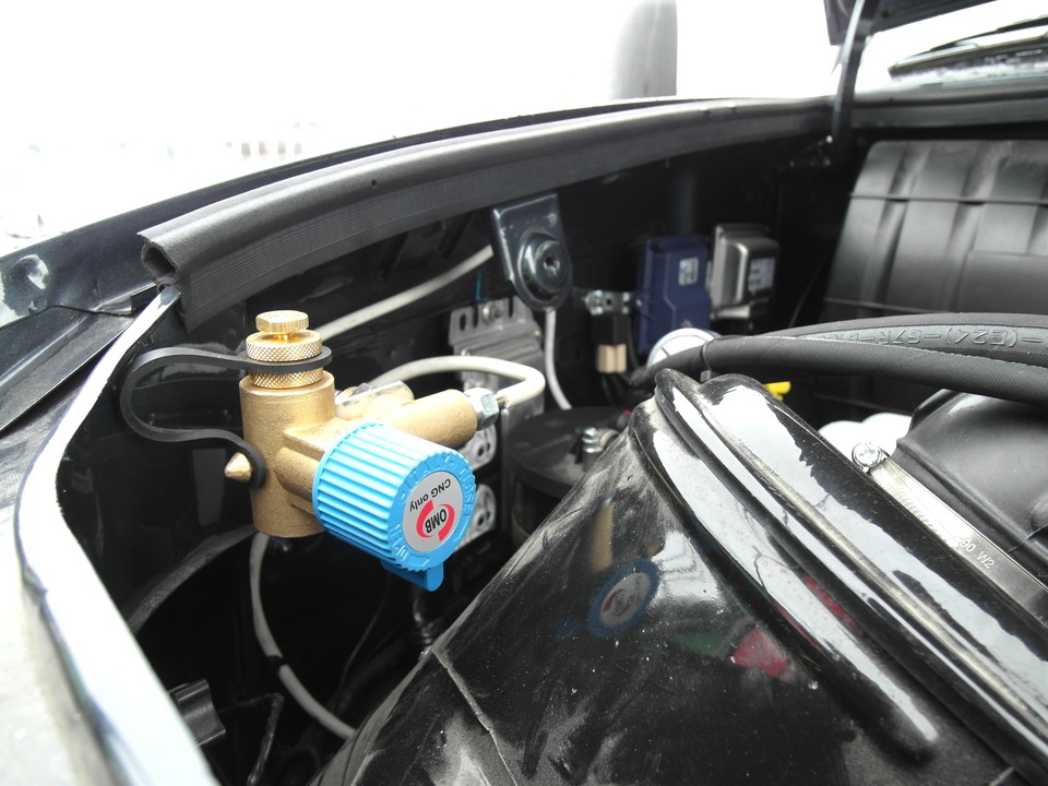 Заправочное устройство (ВЗУ) в моторном отсеке УАЗ Профи