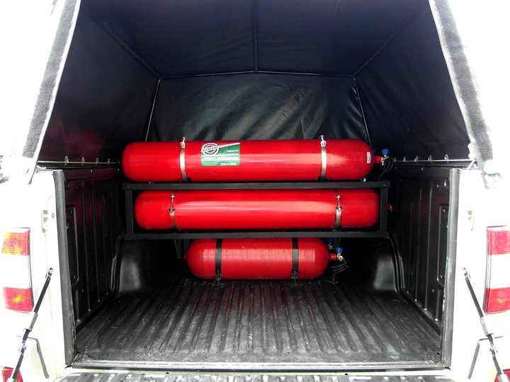Система из облегченных металлопластиковых баллонов (тип 2) 2х34 л и цельнометаллических баллонов (тип 1) 4х50 л в специально изготовленной кассете у переднего борта грузовой платформы, УАЗ-23632 Патриот Пикап