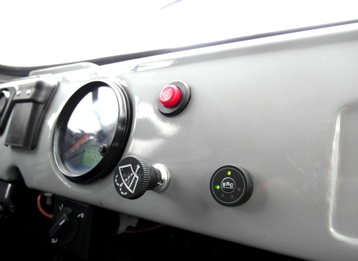 Кнопка переключения и индикации режимов работы ГБО  BRC Sequent с указателем уровня топлива на передней панели УАЗ 390945 Фермер