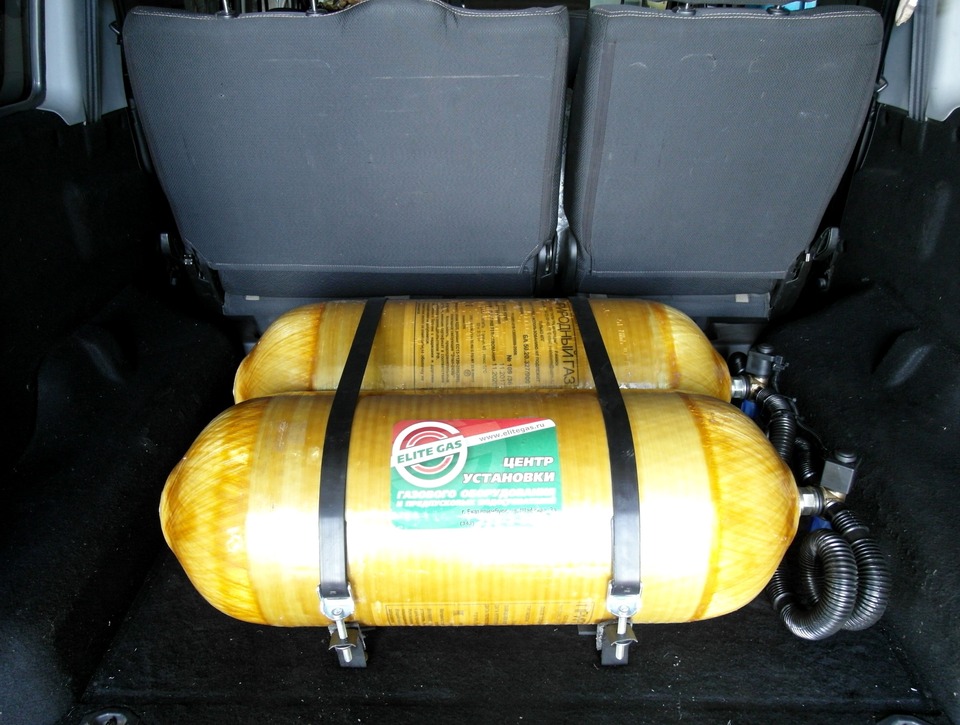 металлопластиковые баллоны (тип 3) объемом 50 л/12 м3 каждый в багажнике УАЗ Патриот