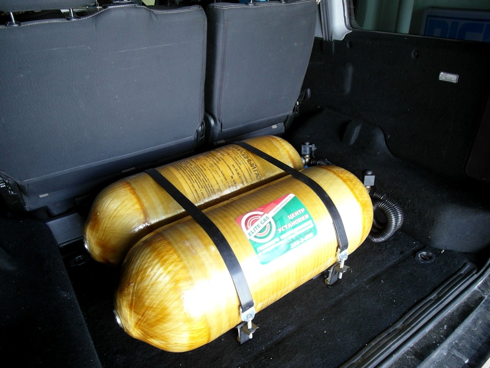 2 метановых баллона (тип 3) объемом по 50 литров в багажнике УАЗ Патриот