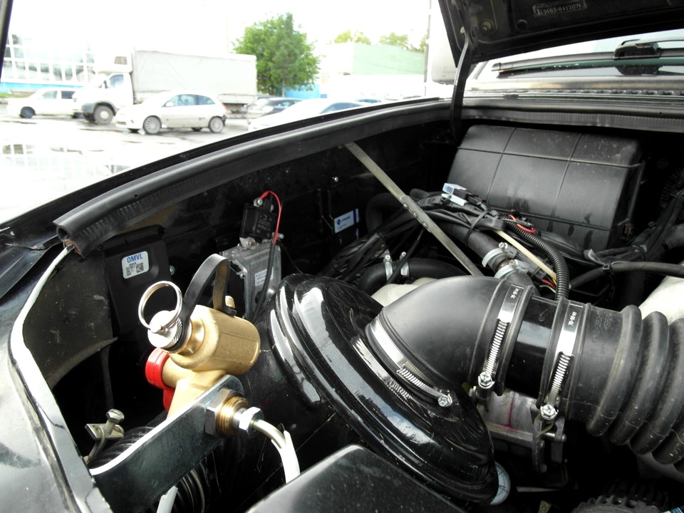 Заправочное устройство (ВЗУ) в моторном отсеке УАЗ Патриот