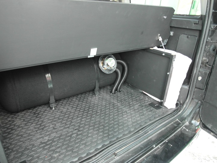 Цилиндрический газовый баллон (пропан-бутан) объемом 100 л в багажном отделении УАЗ Патриот