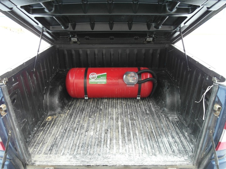 Цилиндрический газовый баллон 130 л (пропан-бутан) в грузовой платформе, УАЗ Патриот Пикап