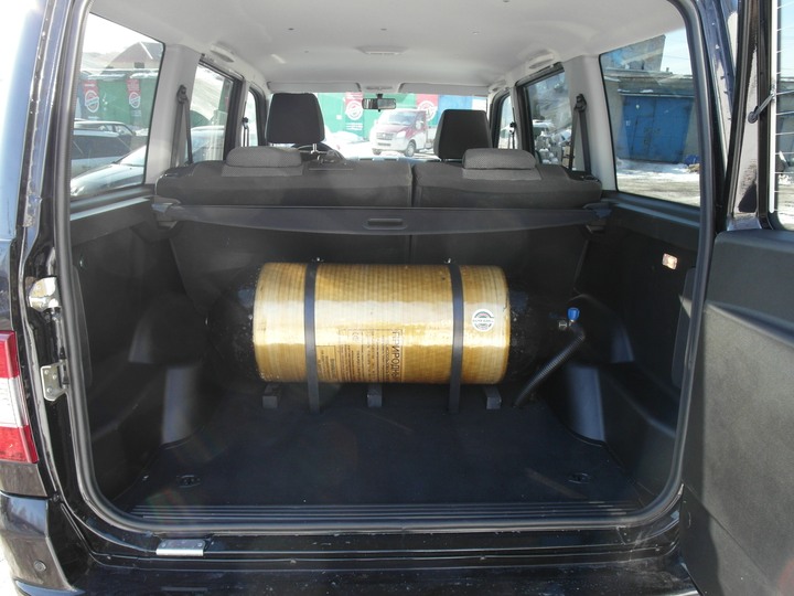 Облегченный металлопластиковый метановый баллон (тип 3) 100 л в багажном отделении УАЗ Патриот