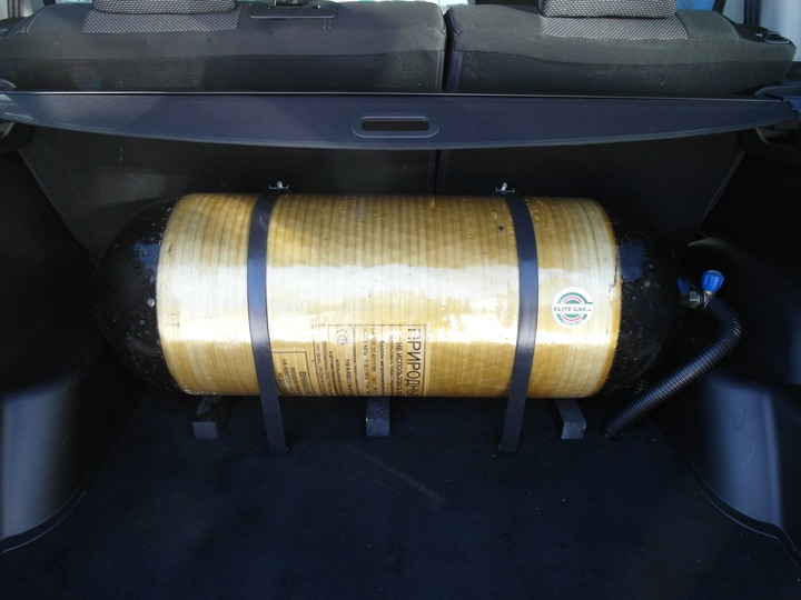 100-литровый метановый баллон в багажнике УАЗ Патриот за спинками задних сидений