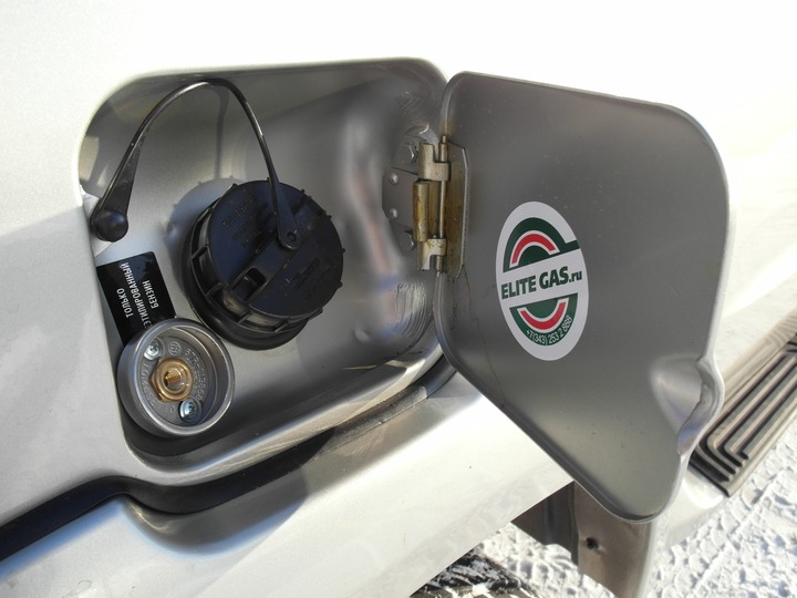 Заправочное устройство под лючком бензозаправочной горловины с переходником, УАЗ Патриот