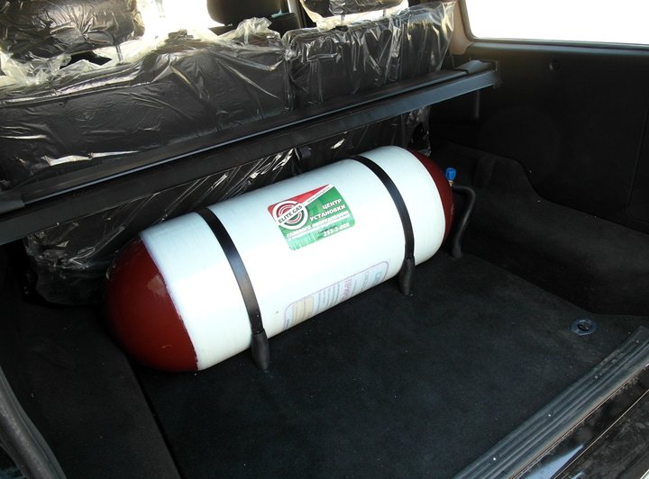 метановый баллон CNG-2 120 л за спинками задних сидений УАЗ Патриот