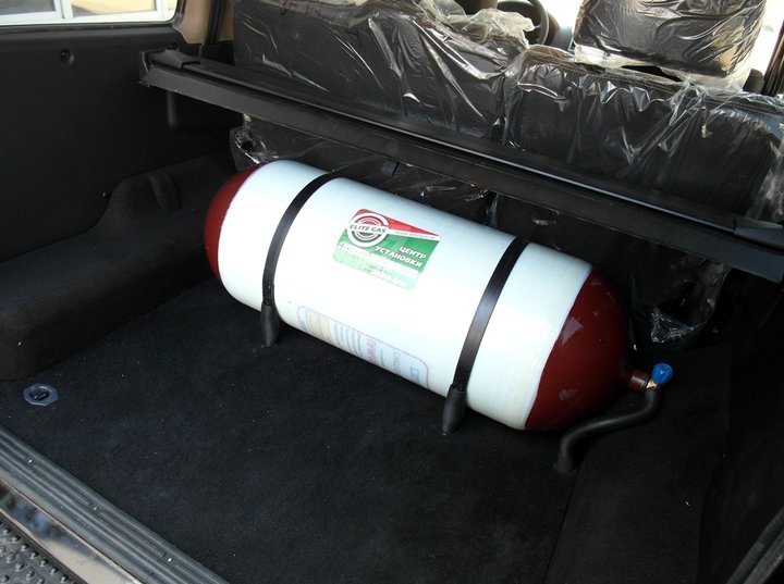 метановый баллон (тип 2 CNG-2) 120 л в багажнике УАЗ Патриот