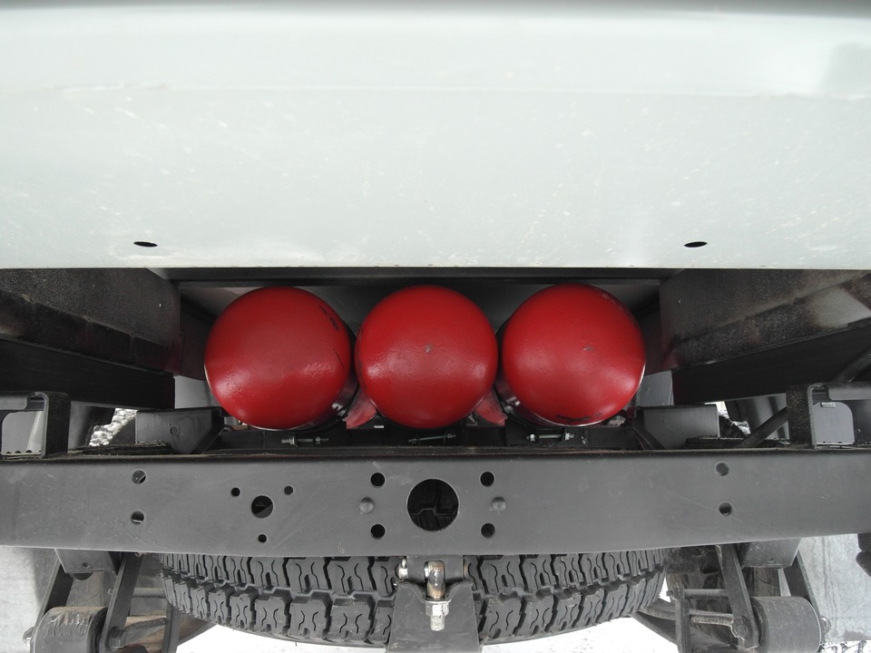 3 метановых баллона (тип 1) под грузовой платформой УАЗ Профи 2018