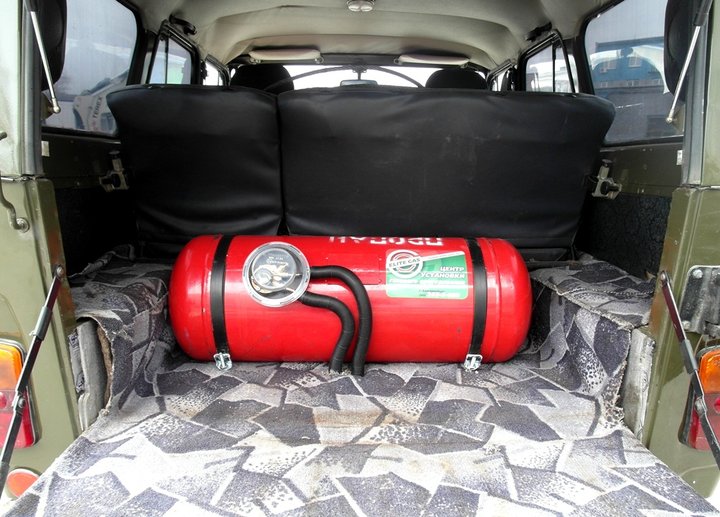 Багажник УАЗ 315192 с цилиндрическим газовым баллоном 90 л за спинками задних сидений