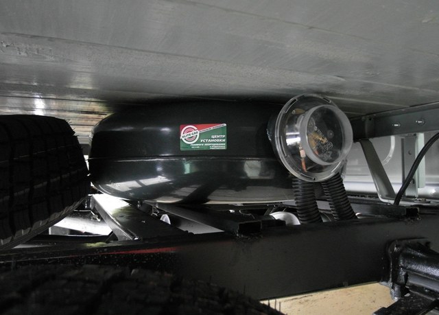Тороидальный газовый баллон 72 л под полом грузовой платформы УАЗ 390945