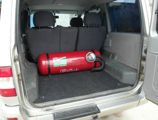 установка ГБО на УАЗ Патриот, цилиндрический газовый баллон 100 л размещен в багажнике