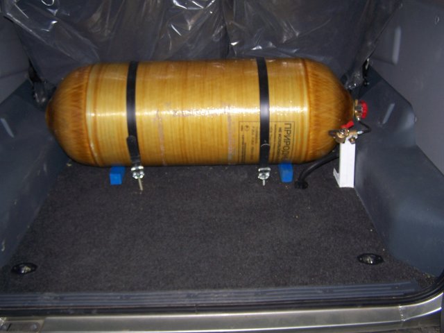 установка ГБО на УАЗ Патриот, композитный облегченный газовый баллон 100 л размещен в багажнике