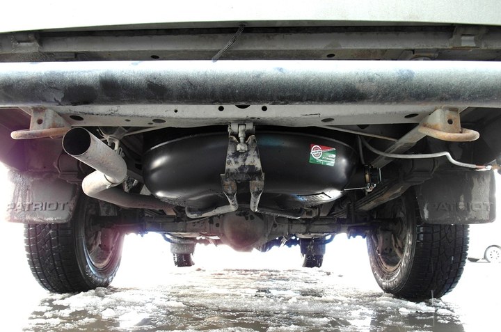 Тороидальный газовый баллон 95 л на месте запасного колеса под днищем УАЗ Патриот Пикап (УАЗ-23632)