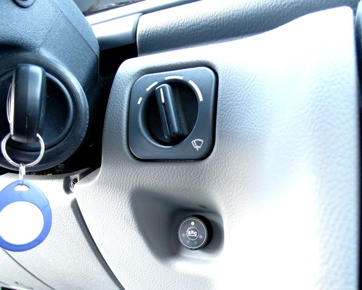 Кнопка переключения и индикации режимов работы ГБО 4-го поколения BRC Sequent с указателем уровня топлива на передней панели УАЗ Патриот Пикап (УАЗ-23632)