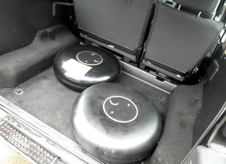 2 тороидальных 46-литровых газовых баллона в багажнике УАЗ Патриот