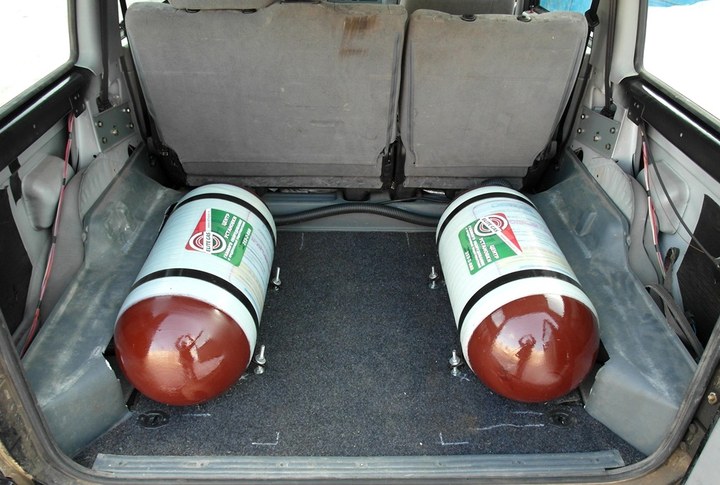 Система из двух облегченных металлопластиковых метановых баллонов (тип 2, CNG-2) по 55 л каждый вдоль бортов в багажном отделении УАЗ Патриот