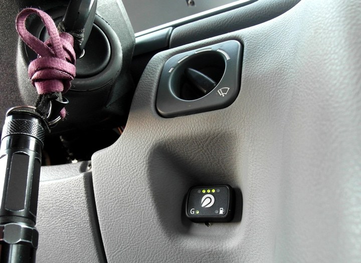 Кнопка переключения и индикации режимов работы ГБО Lovato CNG с указателем уровня топлива на передней панели УАЗ Патриот