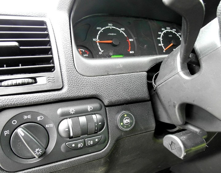 Кнопка переключения и индикации режимов работы ГБО BRC Sequent с указателем уровня топлива на передней панели УАЗ Патриот