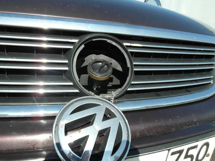 Внешнее заправочное устройство (ВЗУ) под эмблемой автомобиля Volkswagen Phaeton