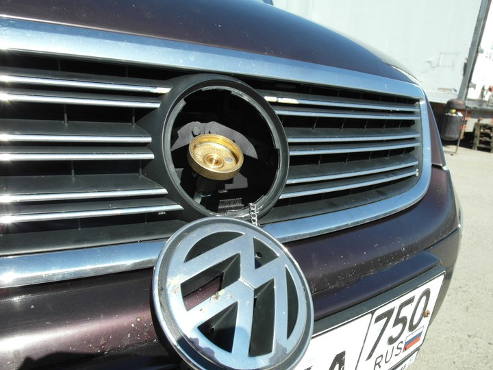 ВЗУ с переходником под эмблемой Volkswagen
