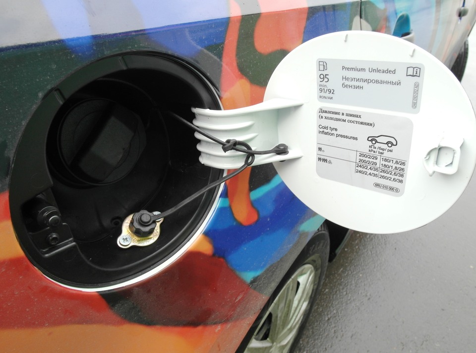 Заправочное устройство (ВЗУ) под люком бензозаправочной горловины Volkswagen Polo