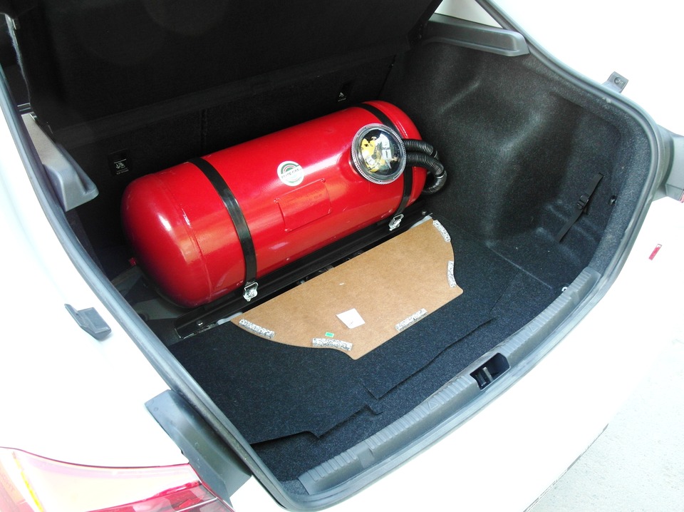 цилиндрический газовый баллон 80 литров пропан, в багажнике VW Polo