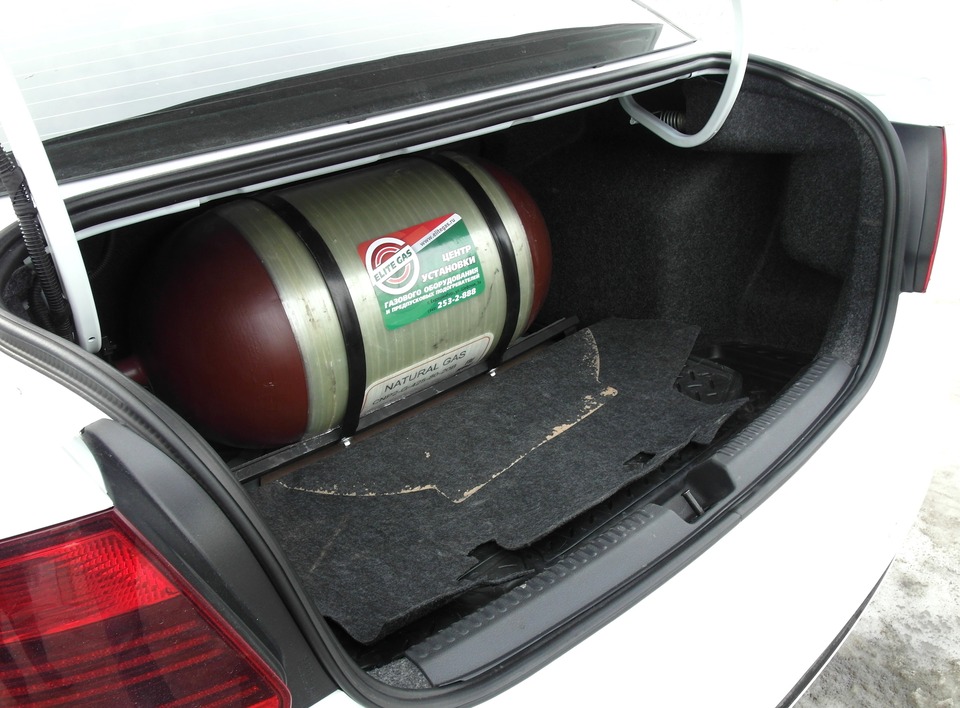 Облегченный металлопластиковый баллон (тип 2) 80 л в багажнике VW Polo
