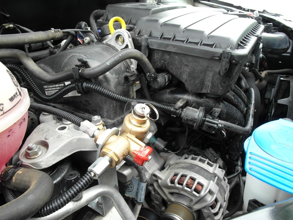 Заправочное устройство (ВЗУ) в моторном отсеке Volkswagen Polo