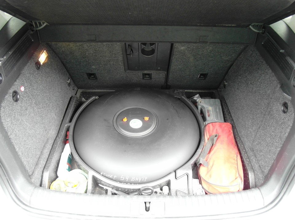 Тороидальный газовый баллон 54 литра (пропан) в багажнике Volkswagen Tiguan