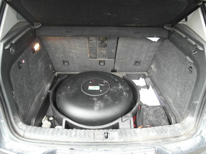 Газовый тороидальный баллон объемом 53 литра (пропан-бутан) в багажном отделении на месте запасного колеса Volkswagen Tiguan