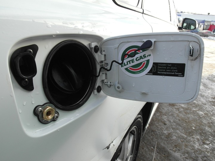 ВЗУ под лючком бензиновой горловины, Volvo S40