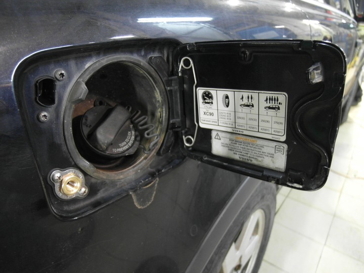 ВЗУ под лючком бензиновой горловины, Volvo XC-90