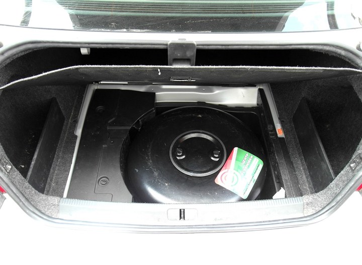 Тороидальный газовый баллон 63 л в багажнике в нише для запасного колеса, VW Passat (B6) 1.6 FSI