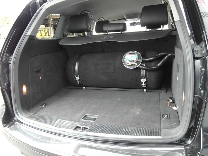 Цилиндрический газовый баллон объемом 100 л в багажном отделении VW Touareg