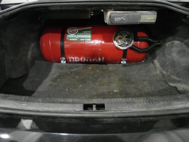 Багажник с цилиндрическим баллоном за спинками задних сидений на Volkswagen Passat B5, установка ГБО