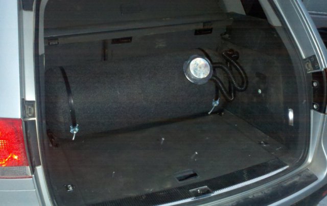 установка газа на Volkswagen Туарег, газовый баллон обитый декоративной тканью и расположен за спинками задних сидений